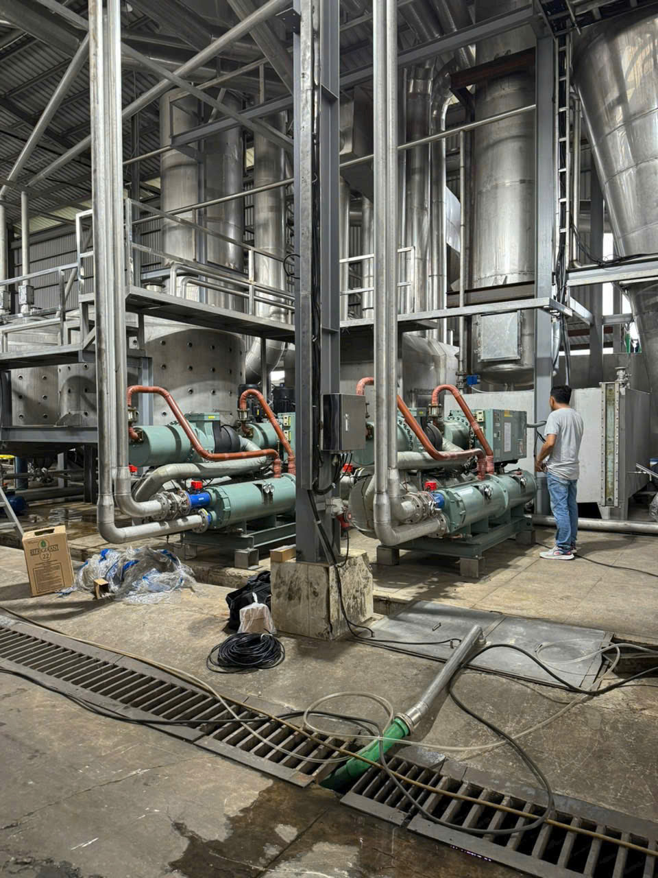 Hoàn thiện lắp đặt Chiller Hitachi 100HP cho nhà máy bột cá Thiên Huỳnh