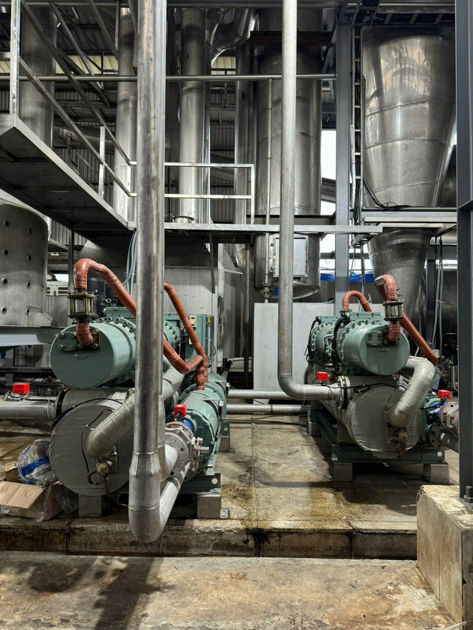 Kỹ thuật viên Trí Việt đang đấu nối hệ thống điện Chiller Hitachi 100HP